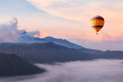 Fototapeta Balon nad pięknym krajobrazem