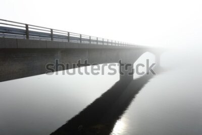 Fototapeta Betonowy most we mgle