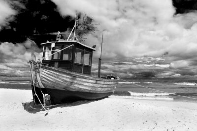 Fototapeta Czarno-biała łódź na plaży