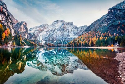 Fototapeta Górskie jezioro w Alpach