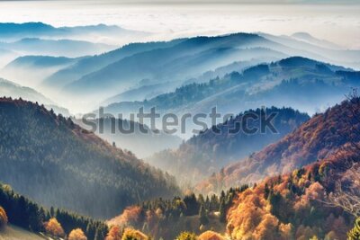 Fototapeta Jesienny krajobraz górski we mgle