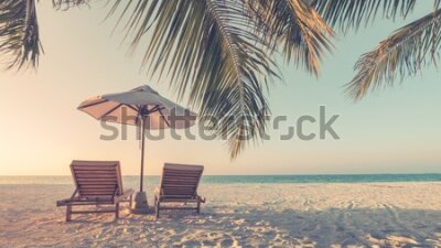 Fototapeta Leżaki na plaży pod palmami