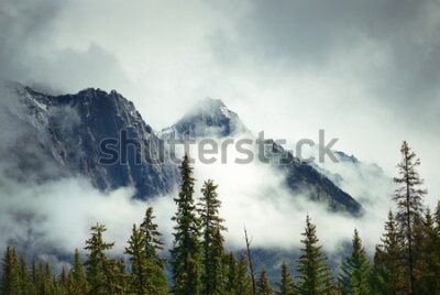 Fototapeta Majestatyczne góry we mgle