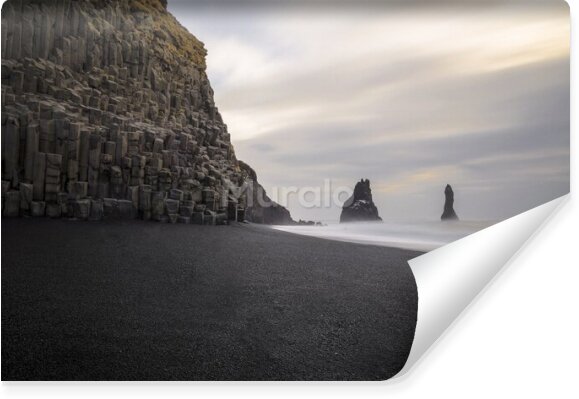 Fototapeta Monolityczne góry i czarna plaża