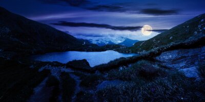 Fototapeta Nocny widok na jezioro w górach