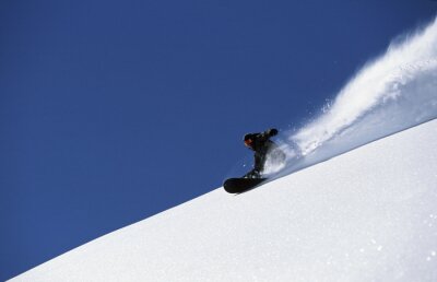 Fototapeta Snowboardzista zjeżdżający z góry