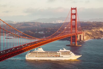 Fototapeta Statek pod mostem Golden Gate