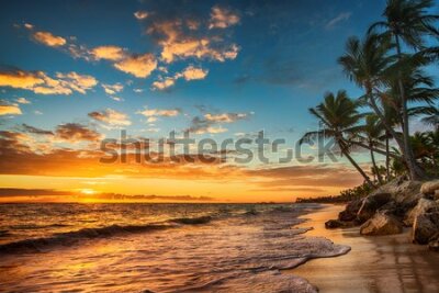 Fototapeta Tropikalna plaża o zachodzie słońca