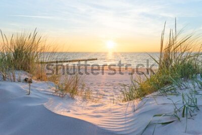 Fototapeta Widok na zachodzące słońce z plaży