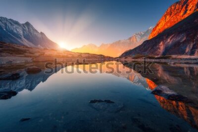 Fototapeta Wschód słońca nad górskim jeziorem