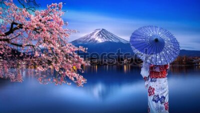 Obraz Kobieta w kimono na tle góry Fuji