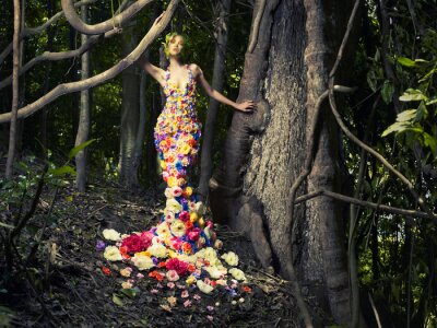 Obraz Piękna kobieta w kwiatowej sukni