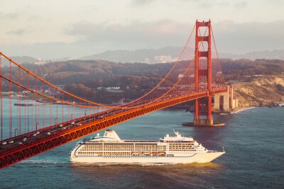 Statek pod mostem Golden Gate