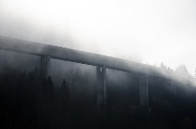 Obraz Tajemniczy most wiszący we mgle